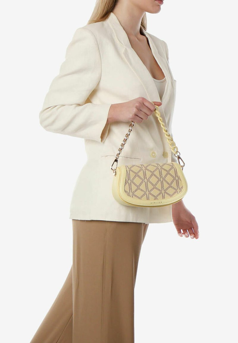 Geel handtas met een geometrisch patroon, voorzien van een gevlochten kettinghandvat en een gladde textuur. Draag met een beige pak en een neutrale top.