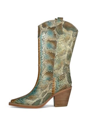 Botte de cowboy mi-mollet avec talon en bois empilé et texture de peau de serpent irisée verte, dorée et brune.