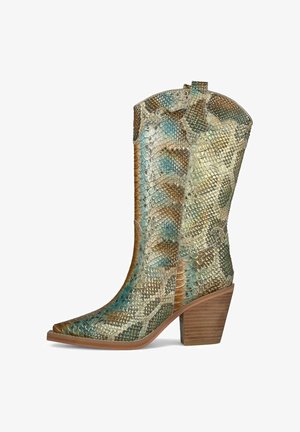 Botte de cowboy mi-mollet avec talon en bois empilé et texture de peau de serpent irisée verte, dorée et brune.