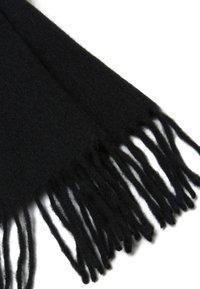 Bufanda negra de lana que presenta una textura suave, forma rectangular y largos bordes con flecos. El material parece grueso y acogedor.