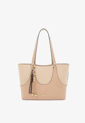 Borsa a mano in pelle beige e marrone chiaro con doppi manici e nappine decorative pendenti con anelli dorati e perline.