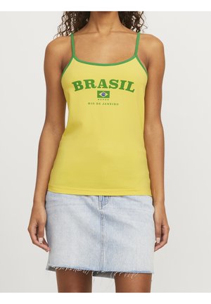 Żółty top na ramiączkach z zielonym obramowaniem, z napisem "BRASIL" i małą grafiką flagi Brazylii, połączony z jasnoniebieską spódnicą dżinsową z postrzępionym dołem.