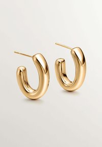 Pendientes de aro color dorado con un acabado suave y brillante. Forma curvada con un cuerpo grueso y un poste delgado para asegurar.