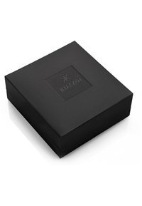 Svart fyrkantig låda med en slät, matt yta. Har en prägelformad logotyp centrerad på locket. Minimalistisk design med rena linjer.