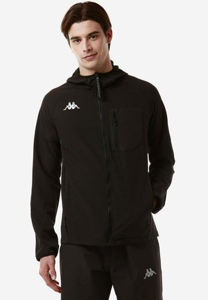 Giacca nera con cappuccio, con una superficie testurizzata, tasca sul petto con zip e dettaglio logo bianco. Presenta una vestibilità slim e polsini elasticizzati per il comfort.