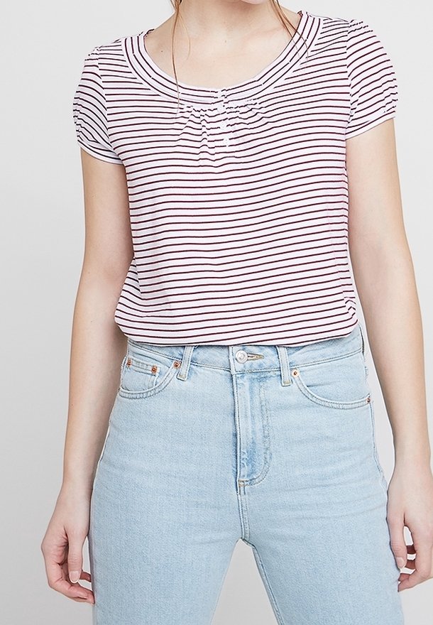 Stribet kortærmet top i lys pink og burgundy, med rund hals og diskret samling ved brystet. Sættes sammen med lys blå jeans.