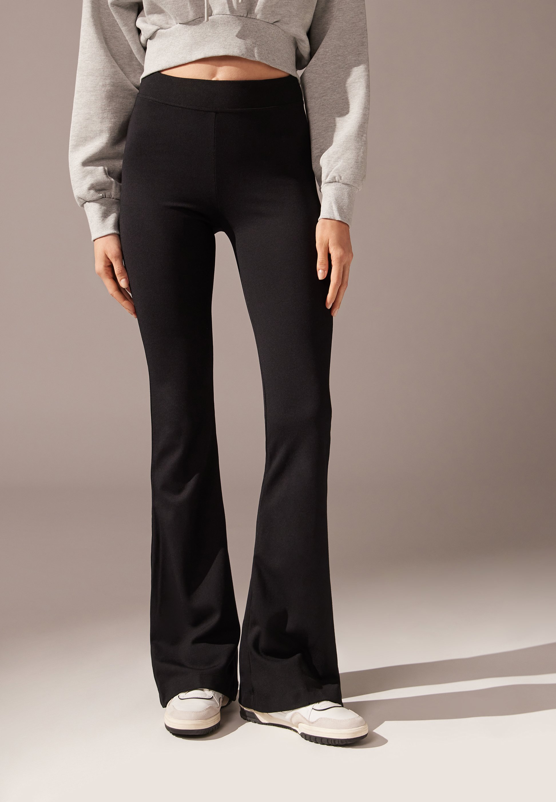 Outfit Leggings Pantaloni In Ecopelle A Zampa Nervour Flare Black