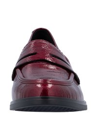 Mocassin en cuir bordeaux brillant avec une finition texturée, semelle noire et sangle décorative, vu de front sur un fond blanc.