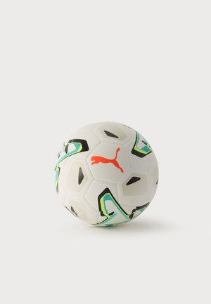 Hvid Puma fodbold med sorte, grønne og blå mønstre og et orange Puma-logo på en ensfarvet lys baggrund.