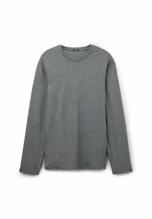 Camiseta de manga larga gris hecha de una tela suave y texturizada. Presenta un escote redondo y un dobladillo recto con aberturas laterales. Sin patrones ni adornos.