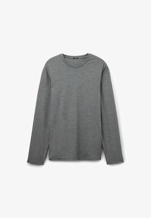 Camiseta de manga larga gris hecha de una tela suave y texturizada. Presenta un escote redondo y un dobladillo recto con aberturas laterales. Sin patrones ni adornos.