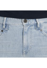 Helle blaue Denim-Jeans mit klassischer Passform, ausgestattet mit einem Knopfverschluss in dunklem Metall, fünf Taschen und subtilen Verwaschungen.