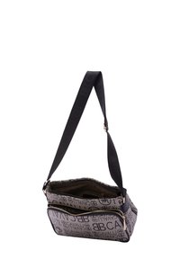 Borsa a tracolla in tessuto grigio con stampa nera del logo, forma rettangolare, doppie tasche con zip e tracolla nera regolabile. Interno foderato.