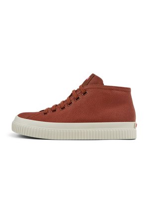 Brune høyhælte sneakers med overdel i teksturert stoff, hvit gummisåle og kontrasterende snørehull. Har en logomerketag på ankelen.