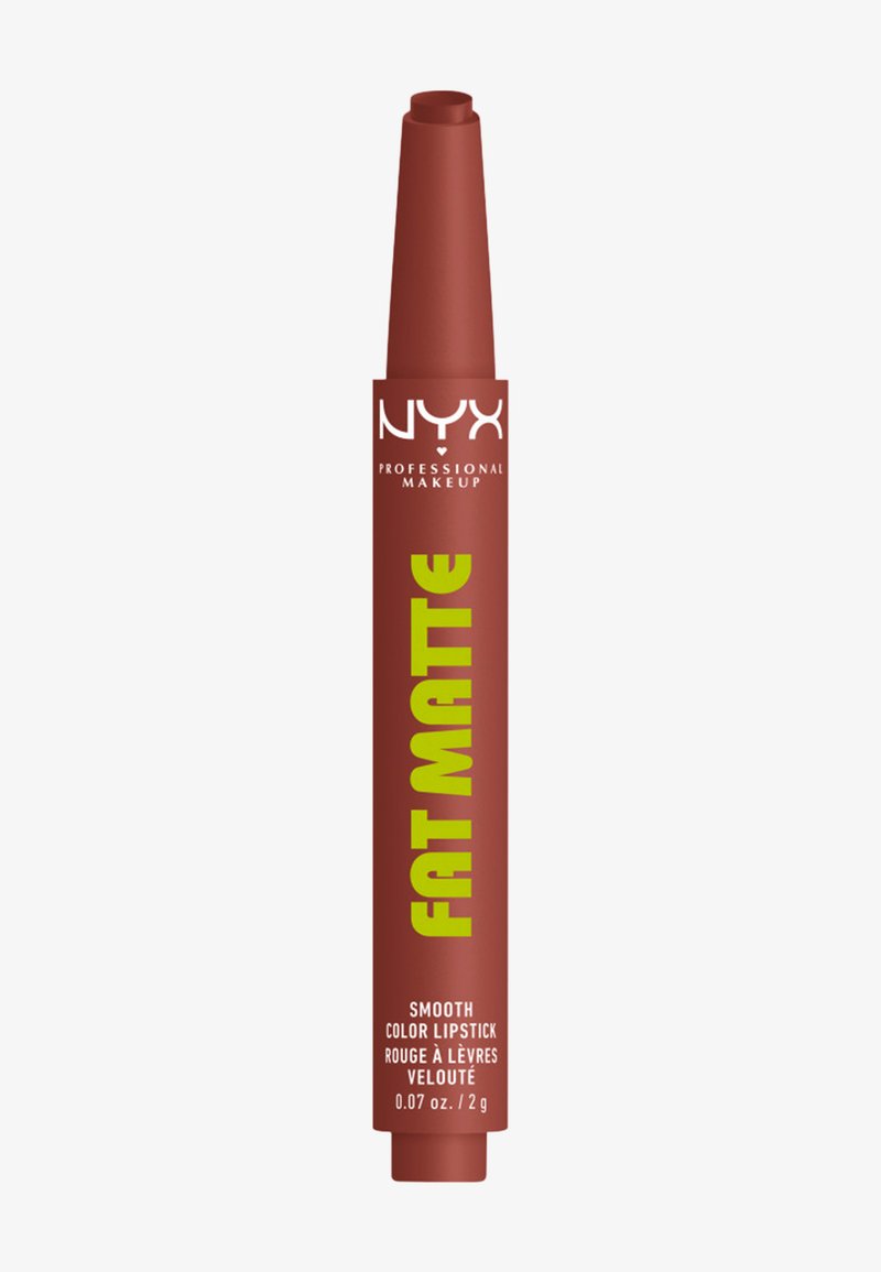 Crayon à lèvres couleur mate lisse marron NYX Professional Makeup Fat Matte avec texte vert et blanc sur fond blanc.