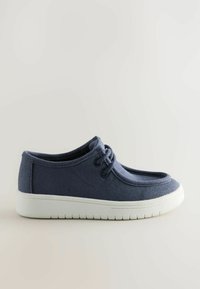 Marineblaue Leinenschuhe mit runder Zehenpartie, Schnürung vorne und einer weißen Gummisohle. Strukturierter Stoff mit genähten Details entlang der Ränder.