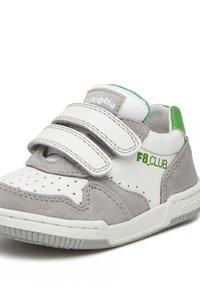 Sneakers bianchi e grigi con una combinazione di suede e pelle, dotati di due cinturini in velcro e il logo verde "F8.CLUB" sul lato.