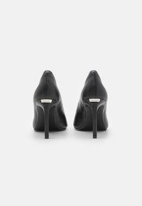 Calvin Klein Pantofi clasici cu toc - black