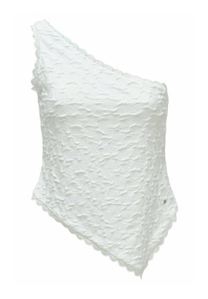 Haut court blanc à une épaule avec texture et bordure en dentelle festonnée, présentant un motif en relief subtil et une petite étiquette métallique avec logo.