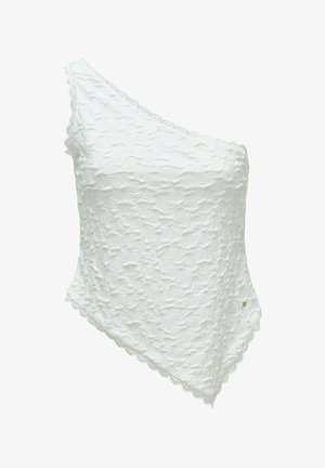 Top corto blanco de un solo hombro con textura y borde de encaje festoneado a lo largo de los bordes, con un sutil patrón en relieve y una pequeña etiqueta metálica con el logo.