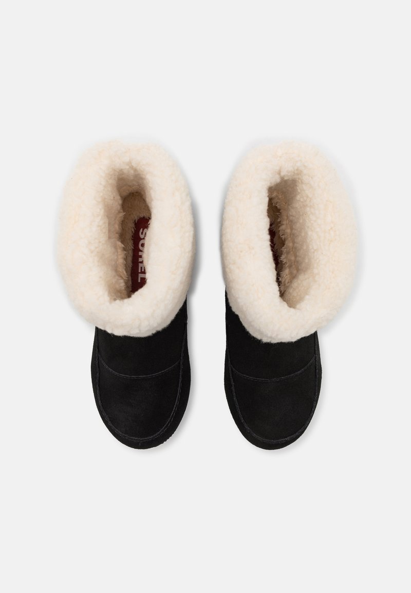 Schwarze Wildlederstiefel mit einem cremefarbenen Kunstfellfutter und -umschlag, ausgestattet mit einer runden Zehenform und gesticktem Detail entlang der Sohle.