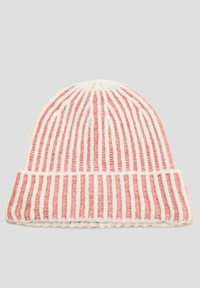 Bonnet en tricot rayé en blanc doux et rose. Présente des lignes verticales et un revers replié. Fabriqué à partir d'un fil texturé pour la chaleur.
