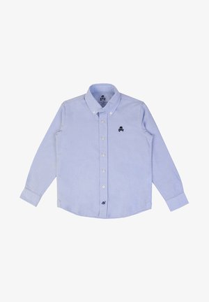 Camisa de manga larga de botón azul claro con cuello, que presenta un pequeño logo de calavera negra en el pecho y un dobladillo curvado.