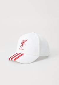 Hvid baseballkappe med rødt Liverpool Football Club leverfugl-logo og tre røde striber på skyggen, vist på ensartet baggrund.