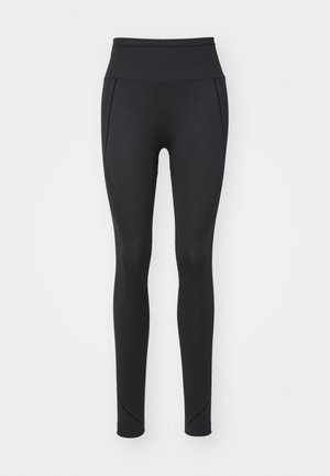 Czarne legginsy o wysokim stanie, wykonane z gładkiego, elastycznego materiału, z teksturowanym panelem po bokach i dopasowanymi kostkami.