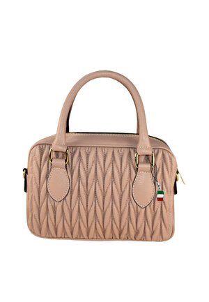 Sac à main en beige rembourré avec un design matelassé, doubles poignées supérieures, quincaillerie dorée et un petit charme tricolore attaché.