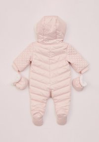 Pañal de nieve rosa para niña pequeña con un patrón acolchado, capucha fija y puños suaves. Incluye manoplas a juego y cierre de cremallera en la parte posterior.