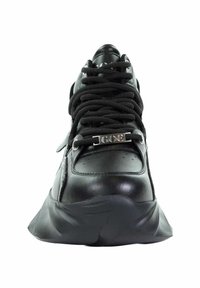 Czarne skórzane sneakersy z okrągłym noskiem, grubymi czarnymi sznurówkami, srebrnymi detalami oraz wyraźną, miękką czarną podeszwą.
