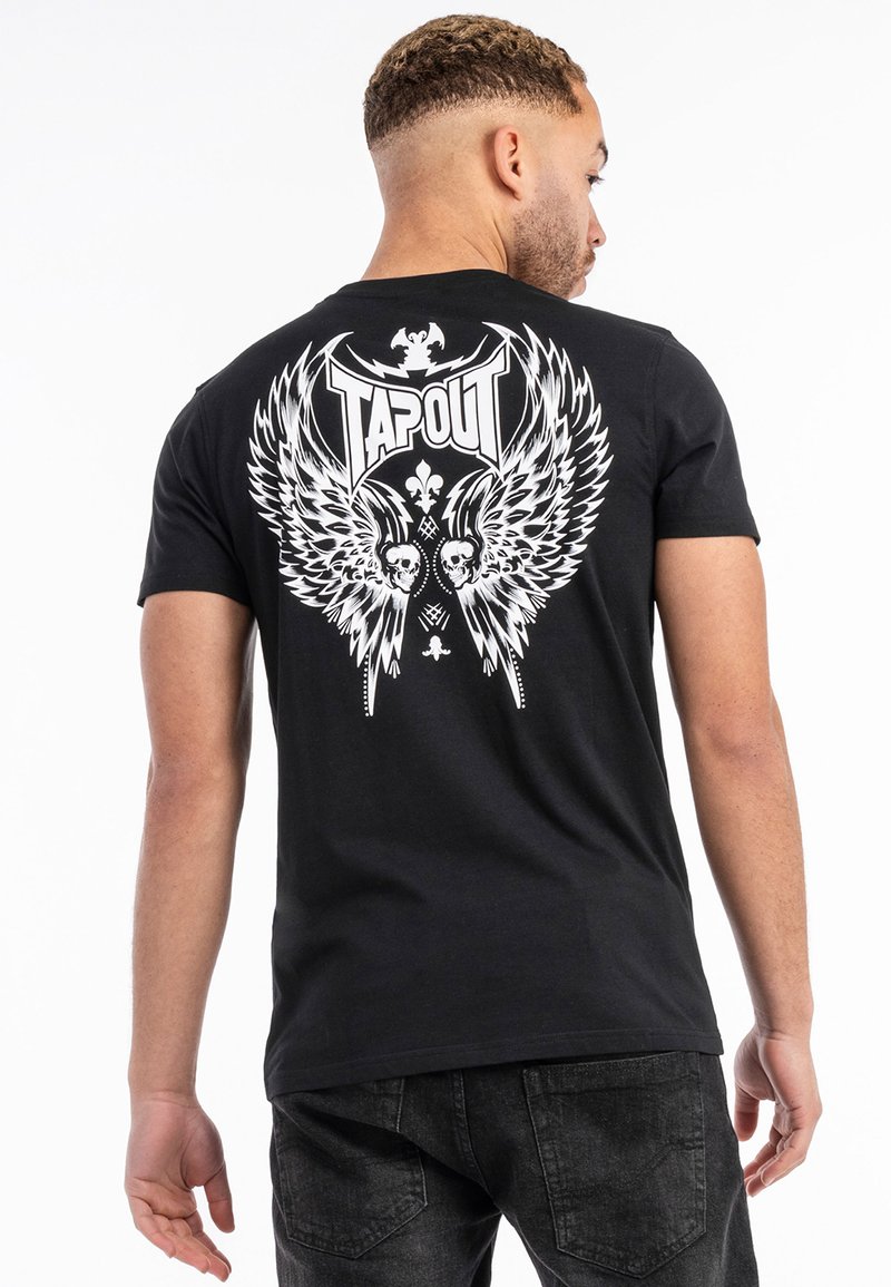 Juodas medvilnės marškinėlis su dideliu baltu piešiniu ant nugaros, kuriame pavaizduoti angelų sparnai, kaukolės ir užrašas "TAPOUT". Apvalus kaklas.