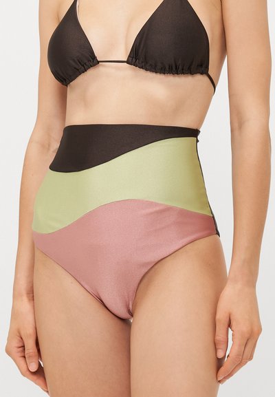 Bikini-Höschen mit hoher Taille in Schwarz, Grün und Pink mit glatter, glänzender Textur und wellenförmigen Farbkombinationen. Schlichtes, nahtloses Design.