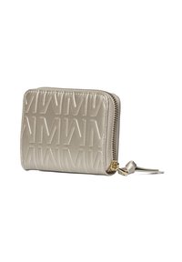 Portafoglio in similpelle argentata con motivo geometrico in rilievo, chiusura con zip e una leggera lucentezza. Presenta accessori dorati e un piccolo tirazip.