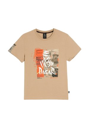 Beżowy t-shirt z logo Dakar, współrzędnymi oraz grafiką krajobrazu pustynnego i pojazdów terenowych w pomarańczowych, białych i szarych akcentach.