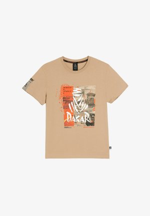 Beżowy t-shirt z logo Dakar, współrzędnymi oraz grafiką krajobrazu pustynnego i pojazdów terenowych w pomarańczowych, białych i szarych akcentach.