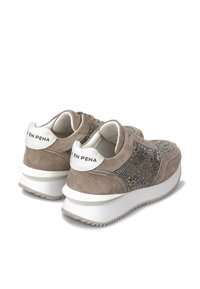 Zapatillas de ante en tono topo con detalles en blanco. Cuenta con un diseño texturizado con adornos decorativos y una suela blanca gruesa.