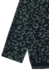 Langärmliges Oberteil aus weichem Stoff mit einem dunkelblauen Hintergrund und einem grünen Leopardenmuster sowie gerippten marineblauen Bündchen.