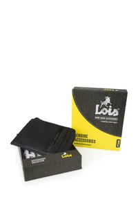 Cartera de cuero negra con slots para tarjetas, presentada en una caja gris con acentos amarillos, marcada "Lois", con una superficie texturizada y logo.