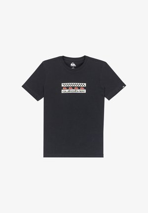 Svart bomullströja med rund hals, med en horisontell flerfärgad grafik med rutmönster och texten "Quiksilver."