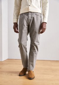 Scotch & Soda - RALSTON REGULAR SLIM FIT PANTS - Bikses - seal grey Miniatūras attēls 1