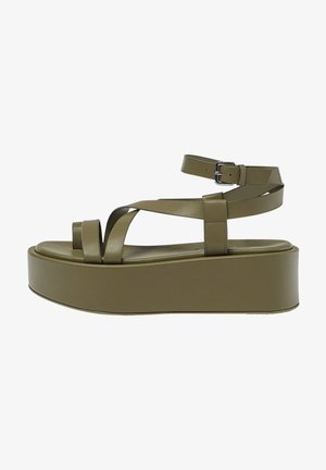 Buty na platformie w oliwkowej zieleni z grubą podeszwą, krzyżowanymi paskami na palcach, paskiem wokół kostki z srebrną klamrą i gładkim wykończeniem ze skóry.