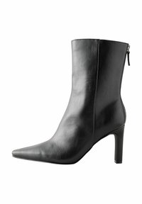 Musta nahkasaapas nilkkamittaisella, teräväkärkisellä muotoilulla, korkean stiletto-kannan, sileällä pinnalla ja ulkopuolisella vetoketjulla kiinniottamiseen.