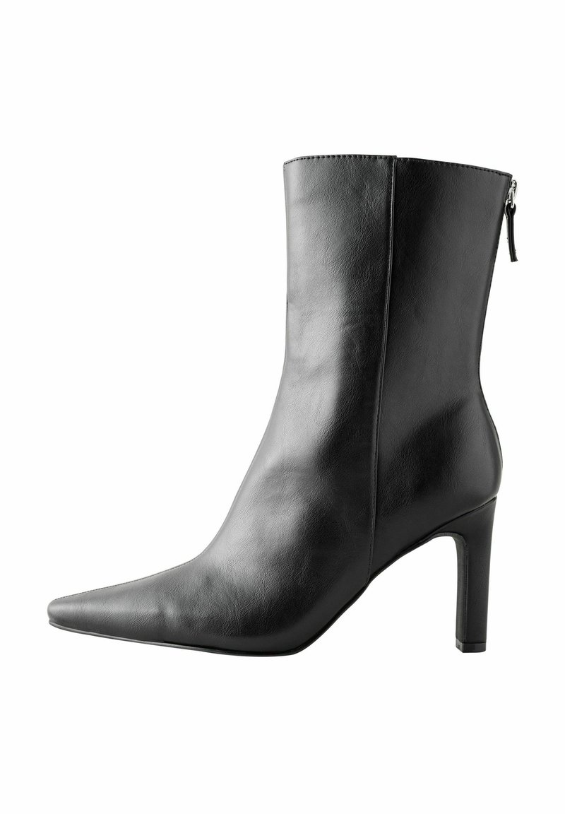 Musta nahkasaapas nilkkamittaisella, teräväkärkisellä muotoilulla, korkean stiletto-kannan, sileällä pinnalla ja ulkopuolisella vetoketjulla kiinniottamiseen.