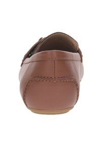 Chaussure marron en cuir à enfiler avec une finition lisse, une forme arrondie et des détails de piqûre visibles le long des coutures. Semelle en caoutchouc au fond.