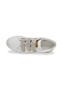 Baskets blanches avec trois bandes pailletées métalliques, un dessus en cuir lisse et une semelle en caoutchouc texturée. L'intérieur a une touche de couleur beige.