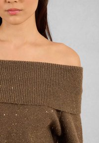 Maglione marrone scollato con un collo a costine e tessuto texture, caratterizzato da sottili luccichii dorati.