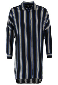 Robe chemise à manches longues avec des rayures verticales noires, bleues et beiges, avec col et fermeture boutonnée à l’avant.