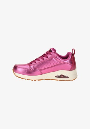 Rosa metallische Sportschuh mit glatter Oberfläche, perforierten Seitenelementen, Schnürdesign und sichtbarer Luftpolsterung in der Sohle.